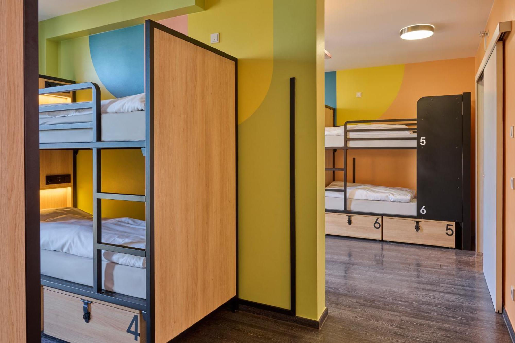 Bed 8-Bed Dormitory Room